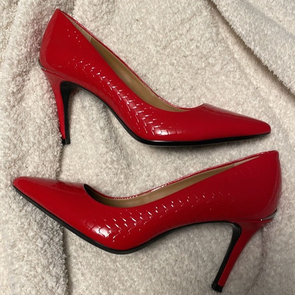 Women’s Calvin Klein Heels - Red, Textured; Size 5.5 - Picture 5 of 6